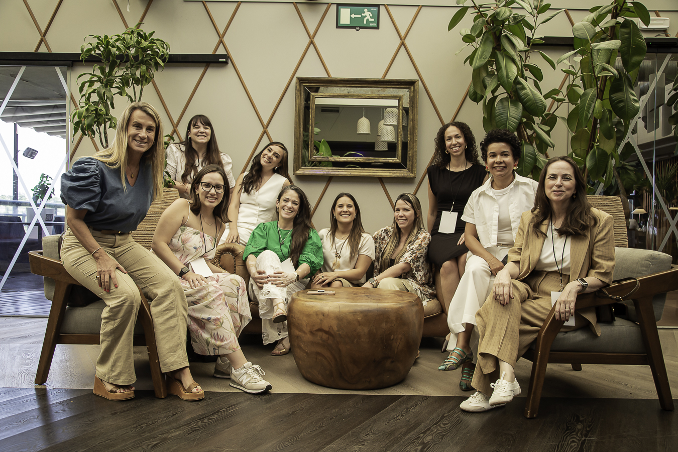 Mujeres reunidas en Influencia Efectiva